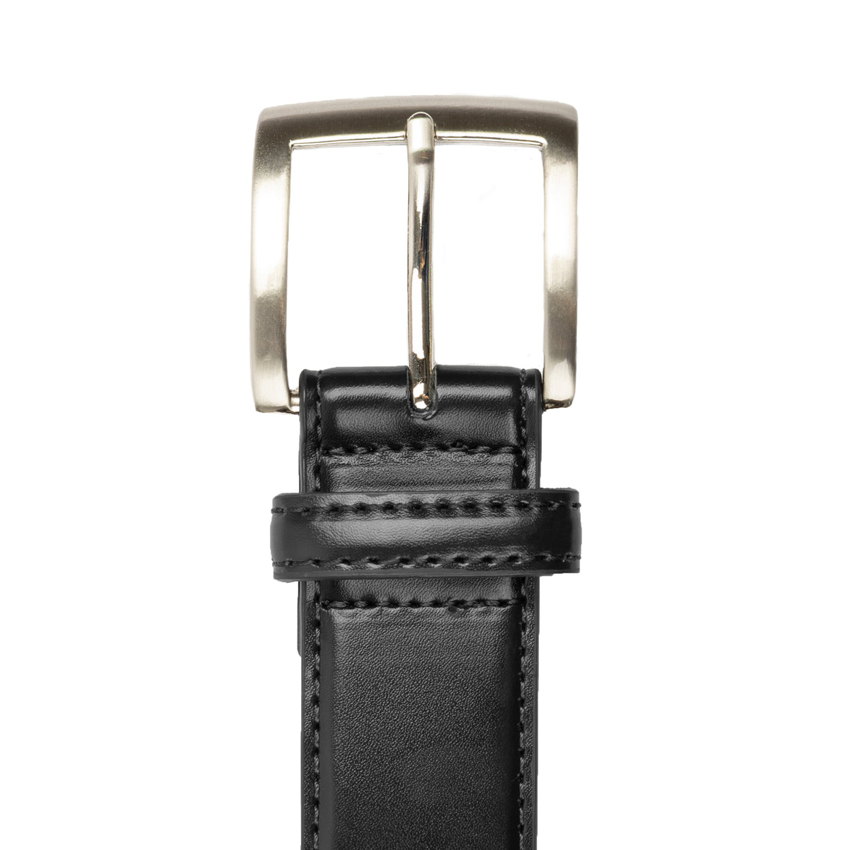 Men's contrast lined leather belt with satin nickel buckle in black, buckle.