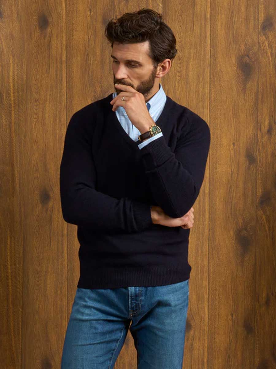 ALAN PAINE Hampshire V Neck Lambswool Classic Fit Jumper - Mens - Navy