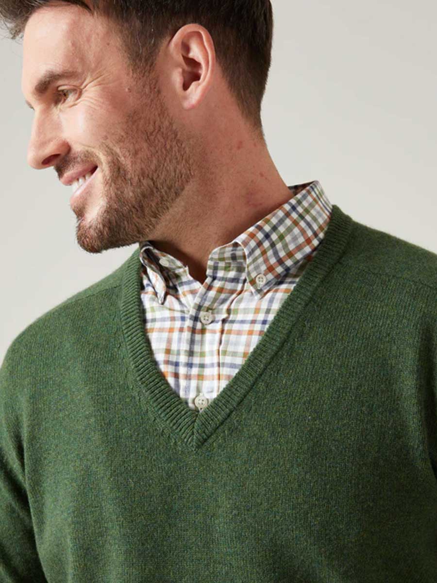 ALAN PAINE Hampshire V Neck Lambswool Classic Fit Jumper - Mens - Rosemary