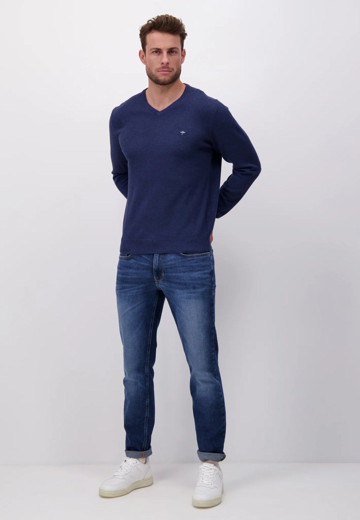 FYNCH HATTON V-Neck Sweater - Men's Fine Knit – Night Fynch Hatton