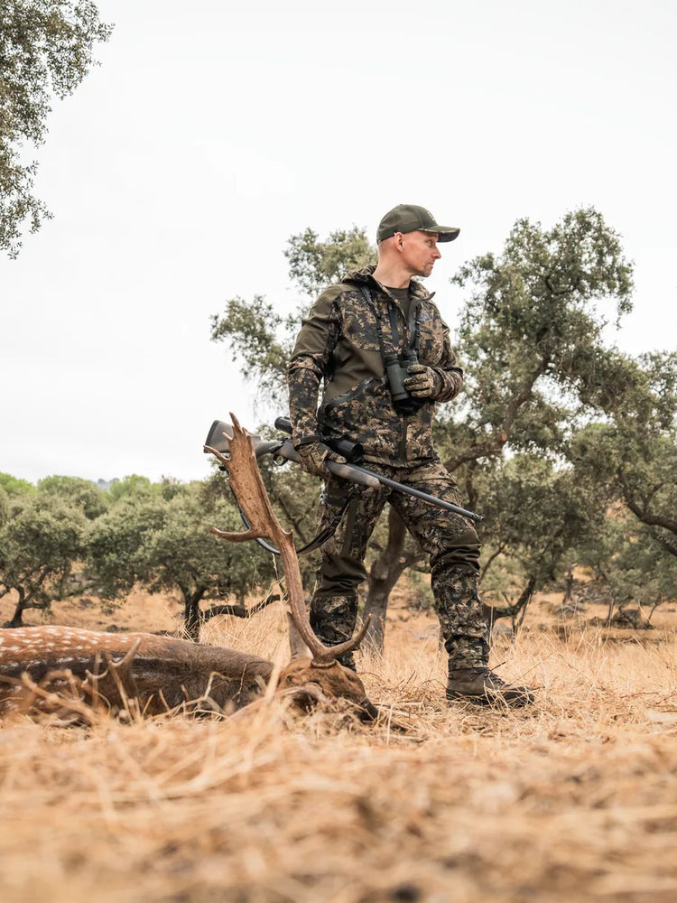 SEELAND Chaser Aero Camo Jacket - Mens - InVis MPC Green - hunter standing with deer