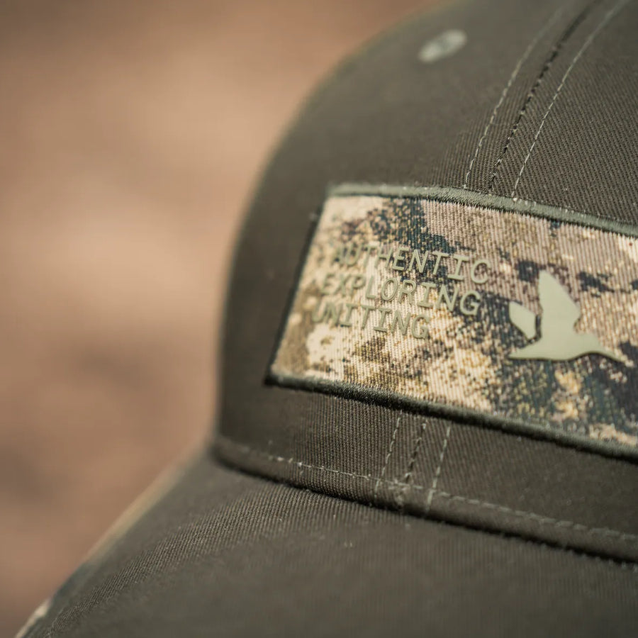 SEELAND Ganister Trucker Cap - Pine Green - front artwork detail