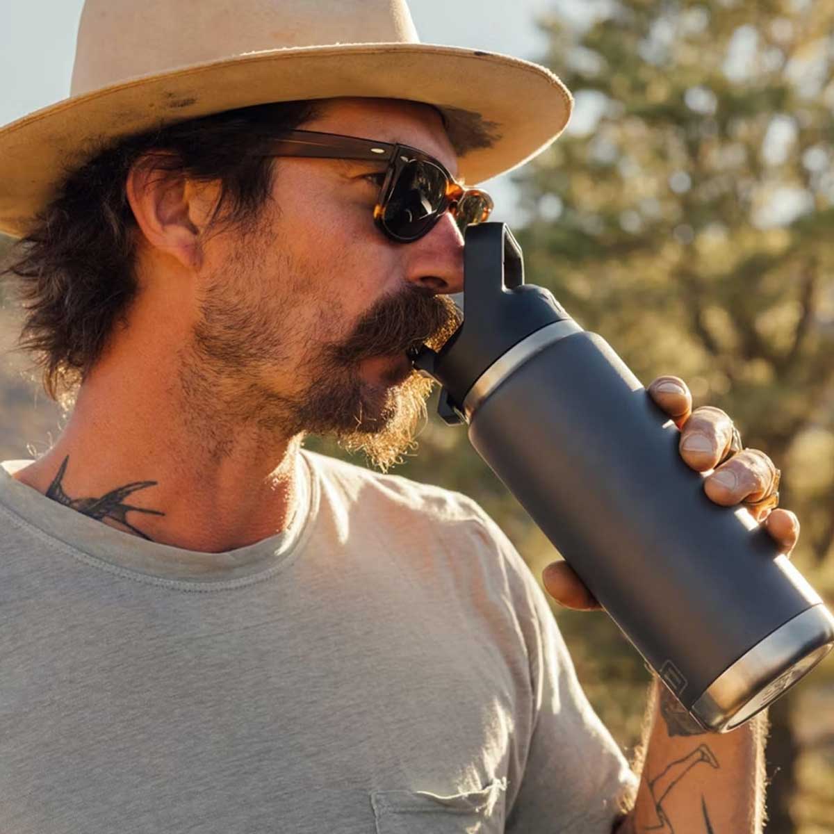 YETI Rambler 26 OZ (769ml) Bottle With Straw Cap - Navy