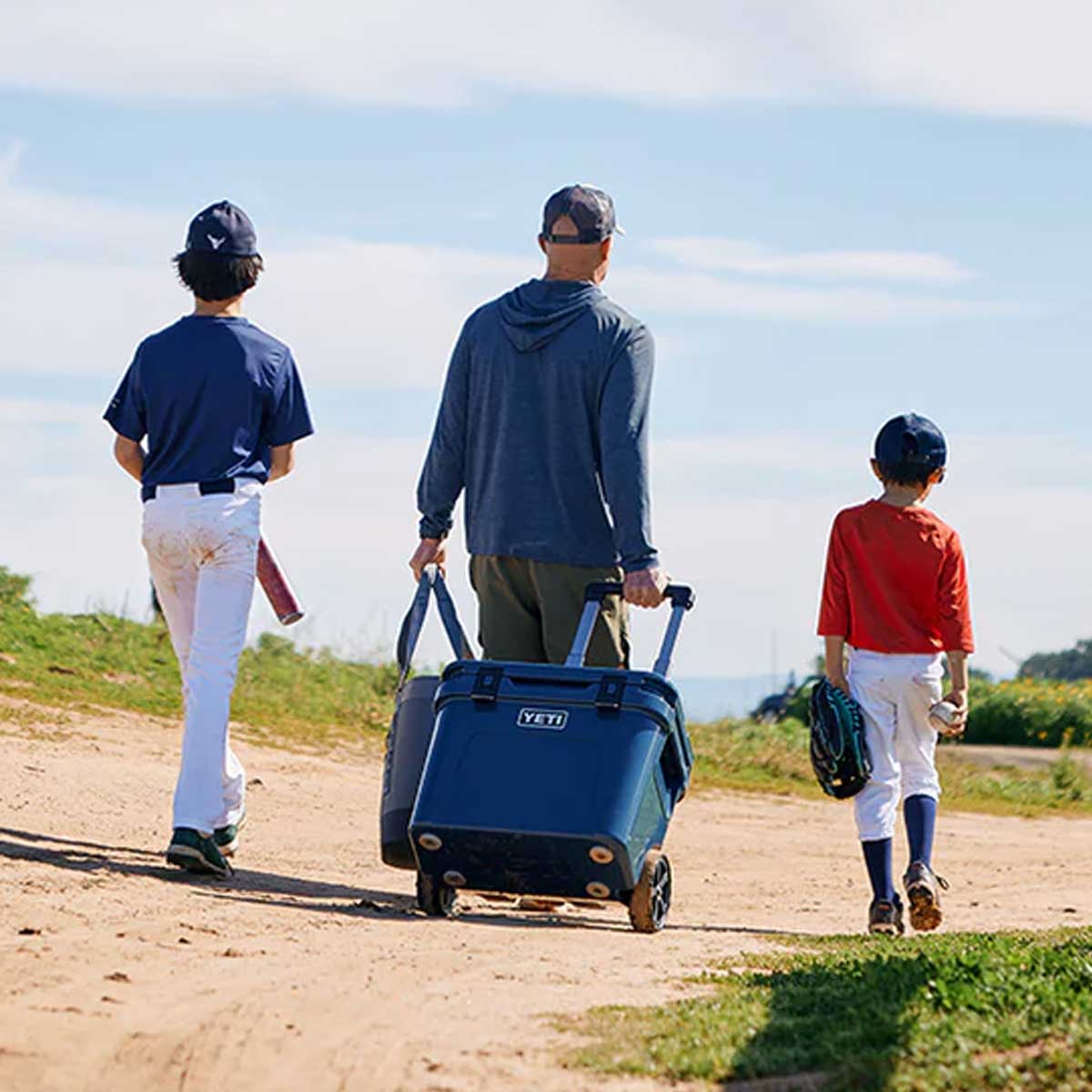 YETI Roadie 32 Wheeled Cooler Box - Navy