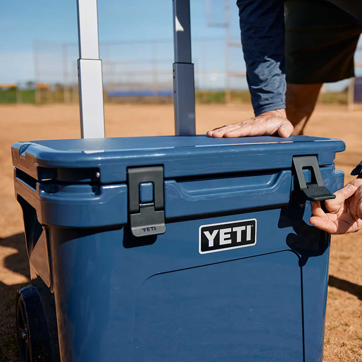 YETI Roadie 32 Wheeled Cooler Box - Navy