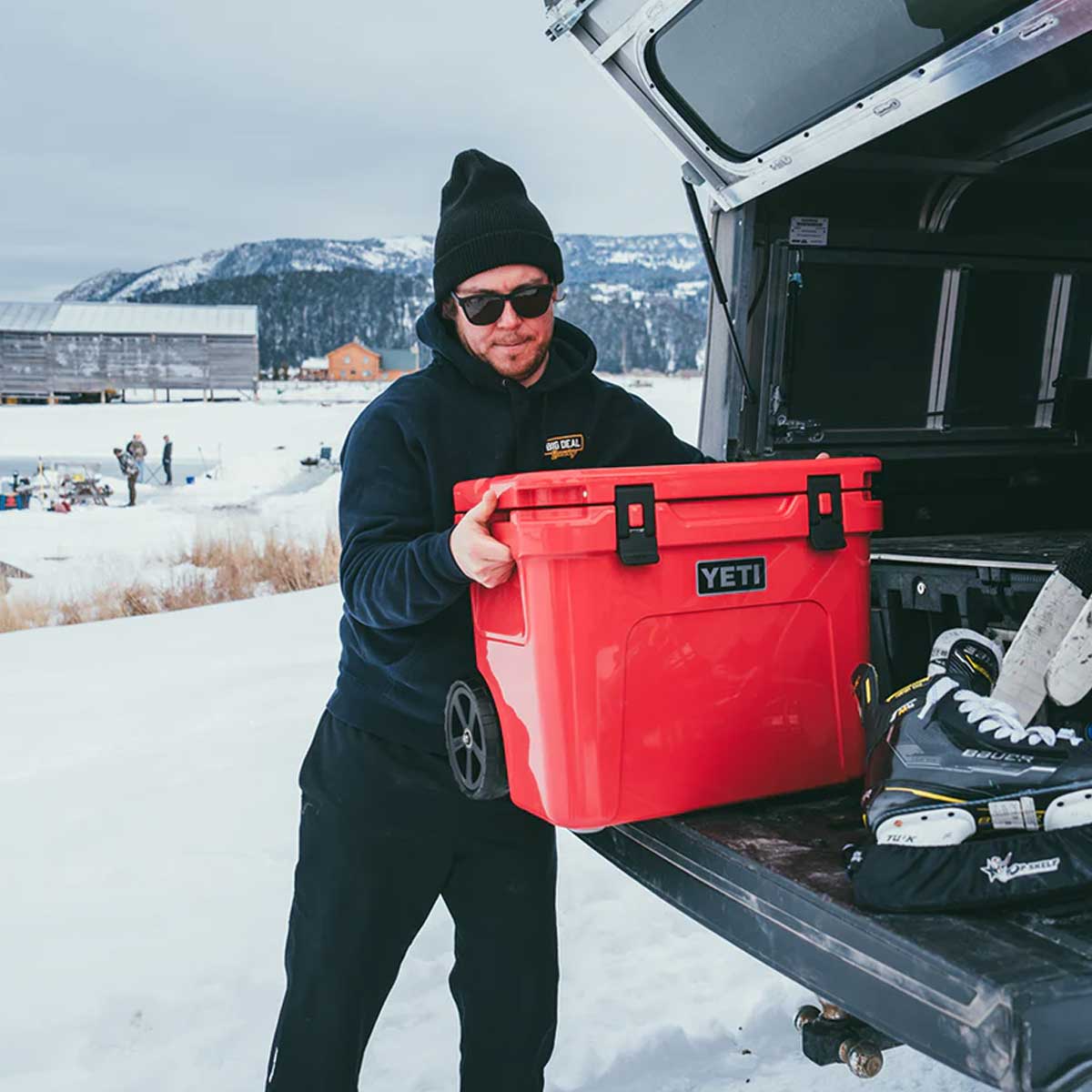 YETI Roadie 32 Wheeled Cooler Box - Rescue Red