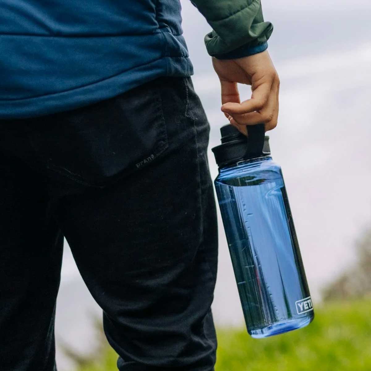 YETI Yonder 35 OZ (1 Litre) Water Bottle with Tether Cap - Navy