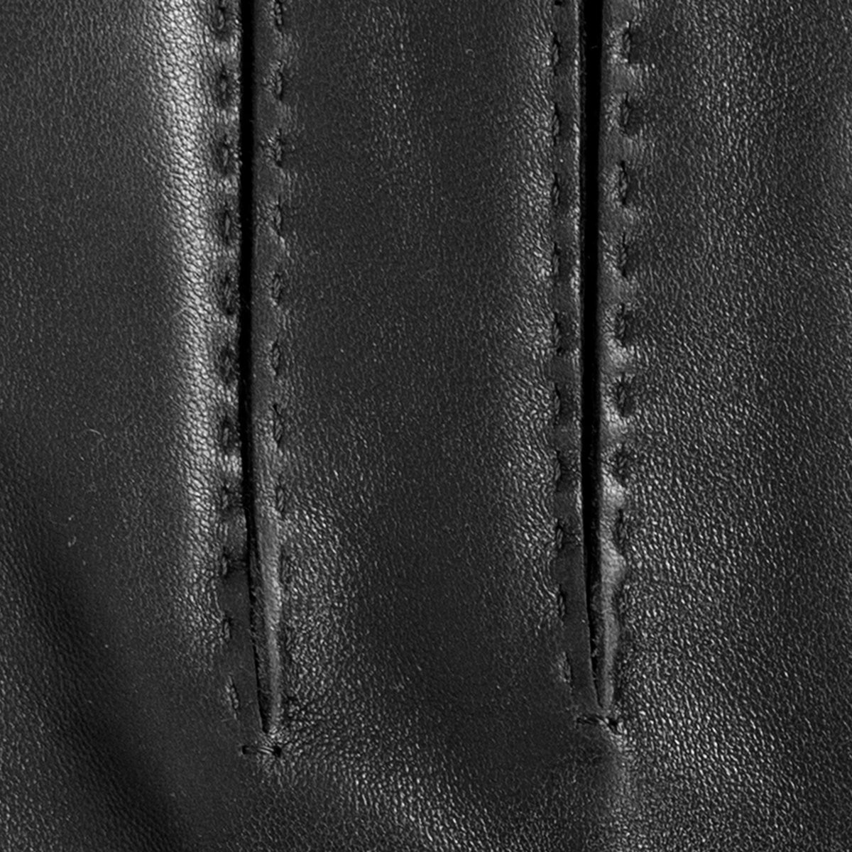DENTS Hadleigh men’s handsewn lined leather gloves in black – finger detail