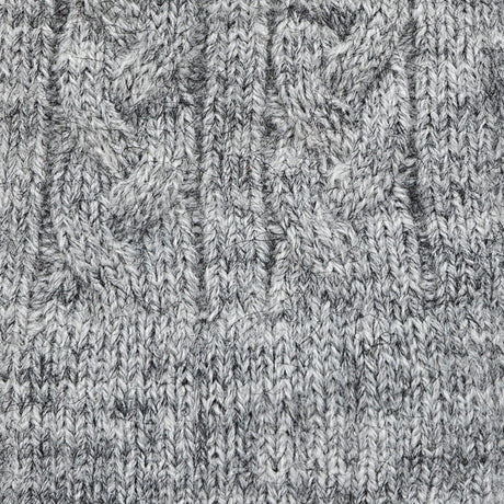 Women's cable knit gloves in light grey, fabric close up. 