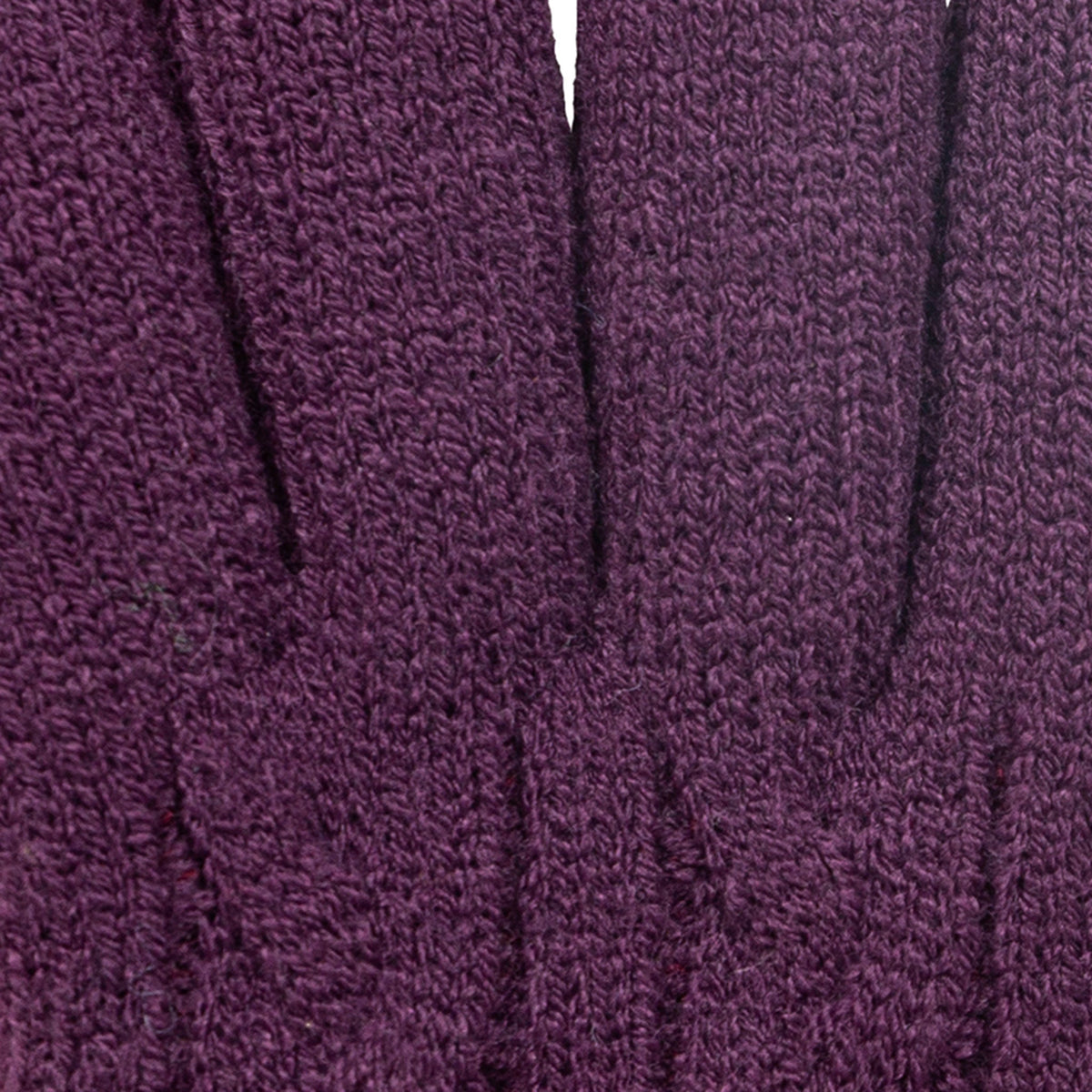 Women's cable knit gloves in purple, fingers close up. 
