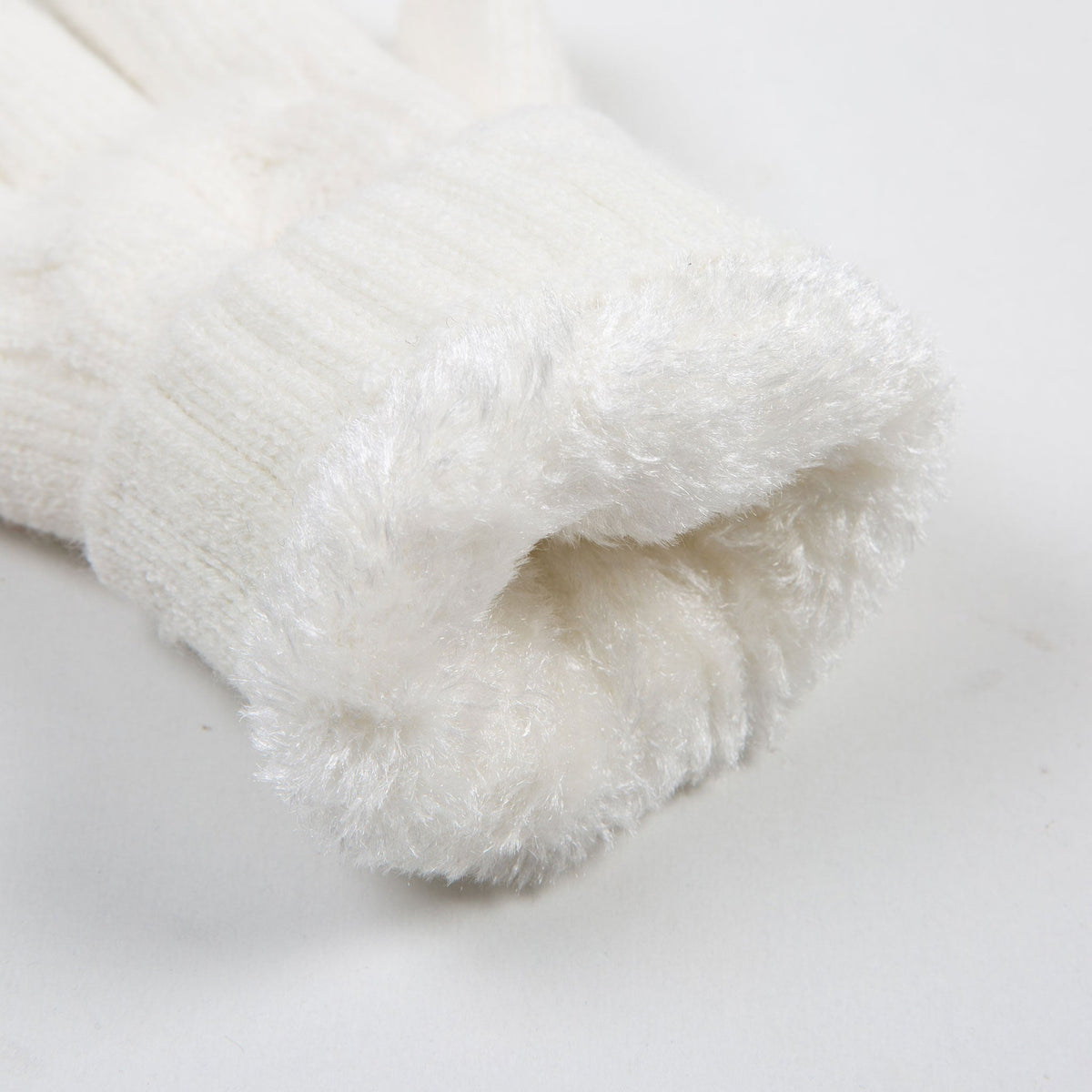 Women's cable knit gloves in white, cuff. 