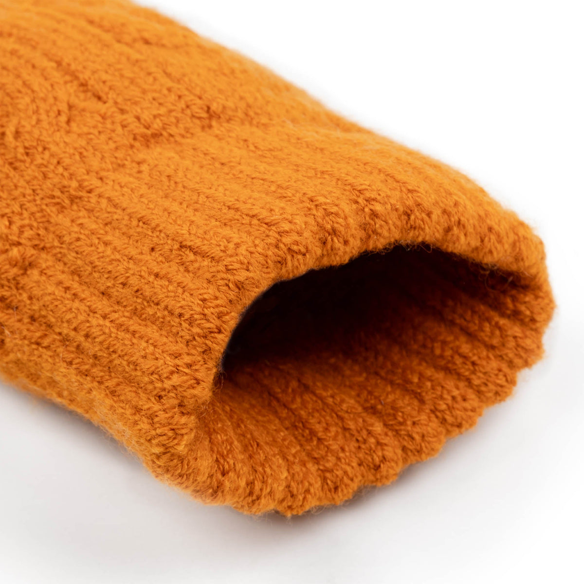 Women's cable knit gloves in orange, cuff. 