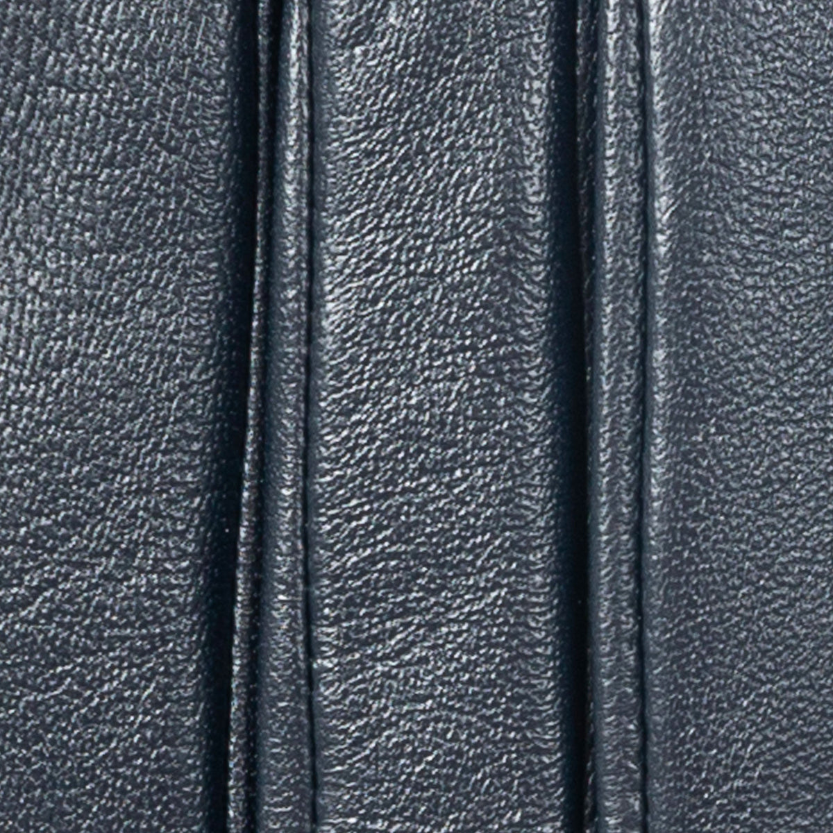 Women's three point leather gloves navy, fingers close up. 