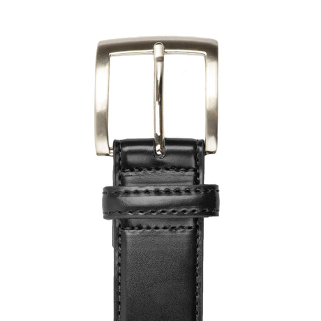 Men's contrast lined leather belt with satin nickel buckle in black, buckle.