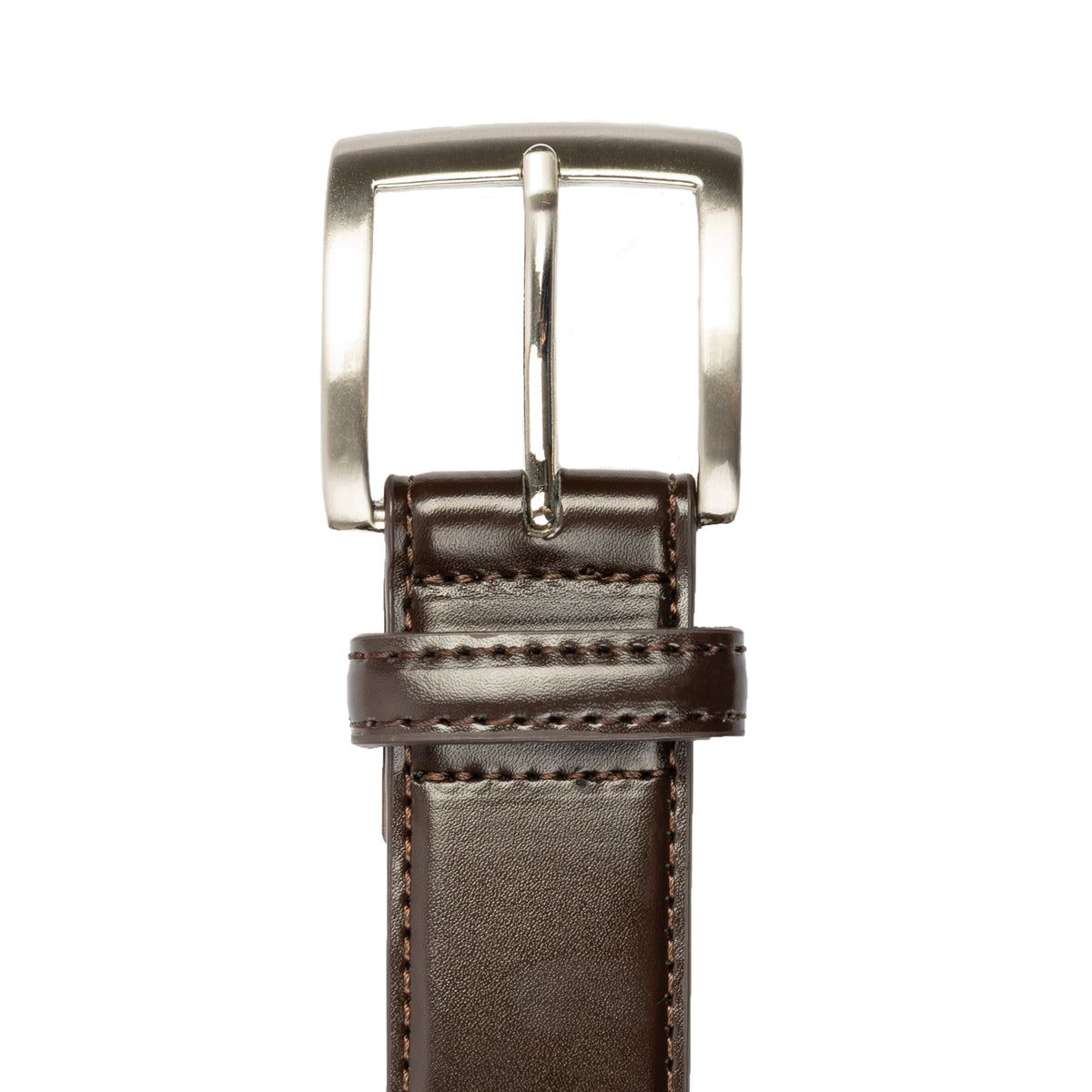Men's contrast lined leather belt with satin nickel buckle in brown, buckle.