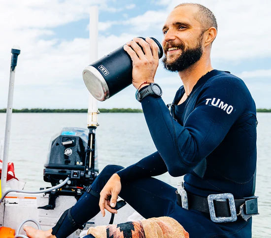 YETI Rambler 64 oz (1.9L) Bottle With Chug Cap - Navy