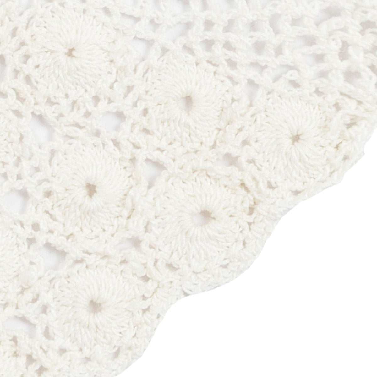 Women's cotton crochet gloves in ecru - close up on the edge of the cuff