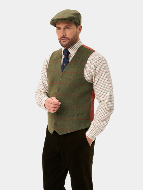 ALAN PAINE Combrook Mens Tweed Lined-Back Waistcoat - Reed – front on model.