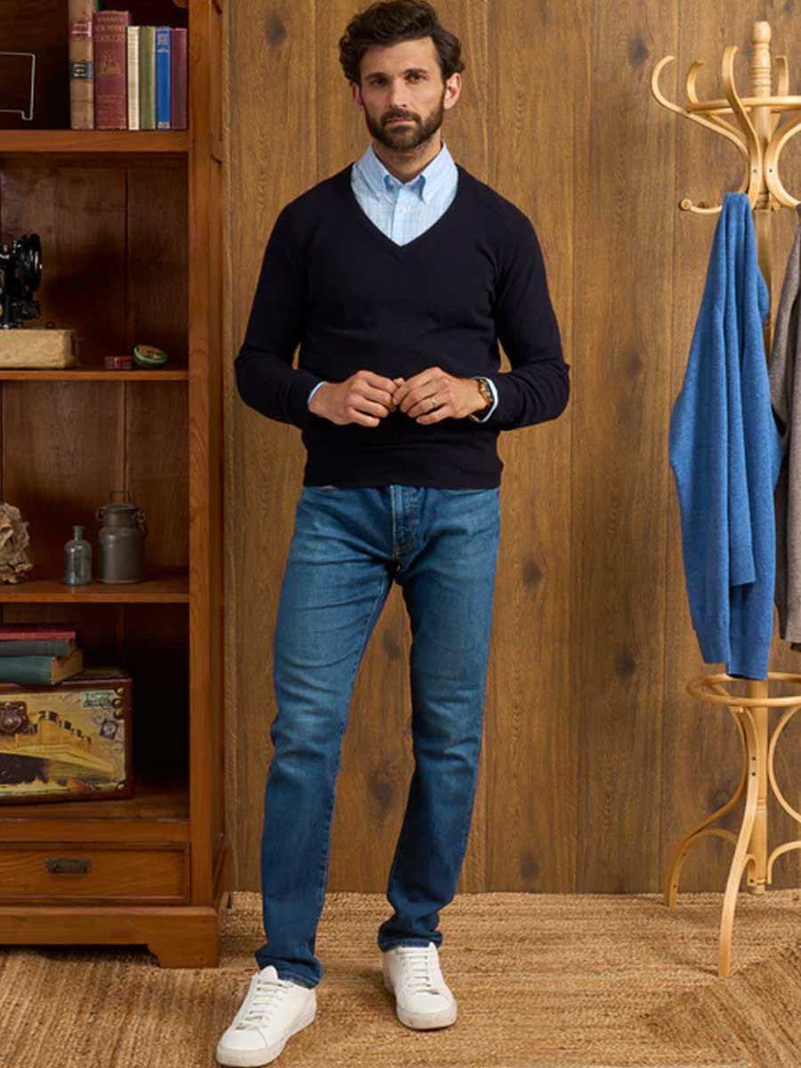ALAN PAINE Hampshire V Neck Lambswool Classic Fit Jumper - Mens - Navy