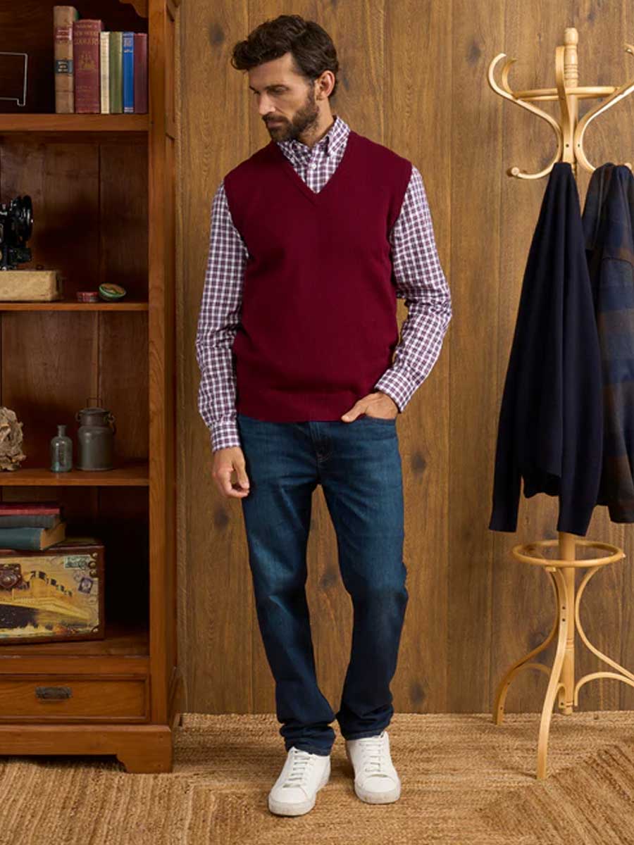 ALAN PAINE Norfolk Lambswool V-Neck Classic Fit Slipover - Mens - Bordeaux