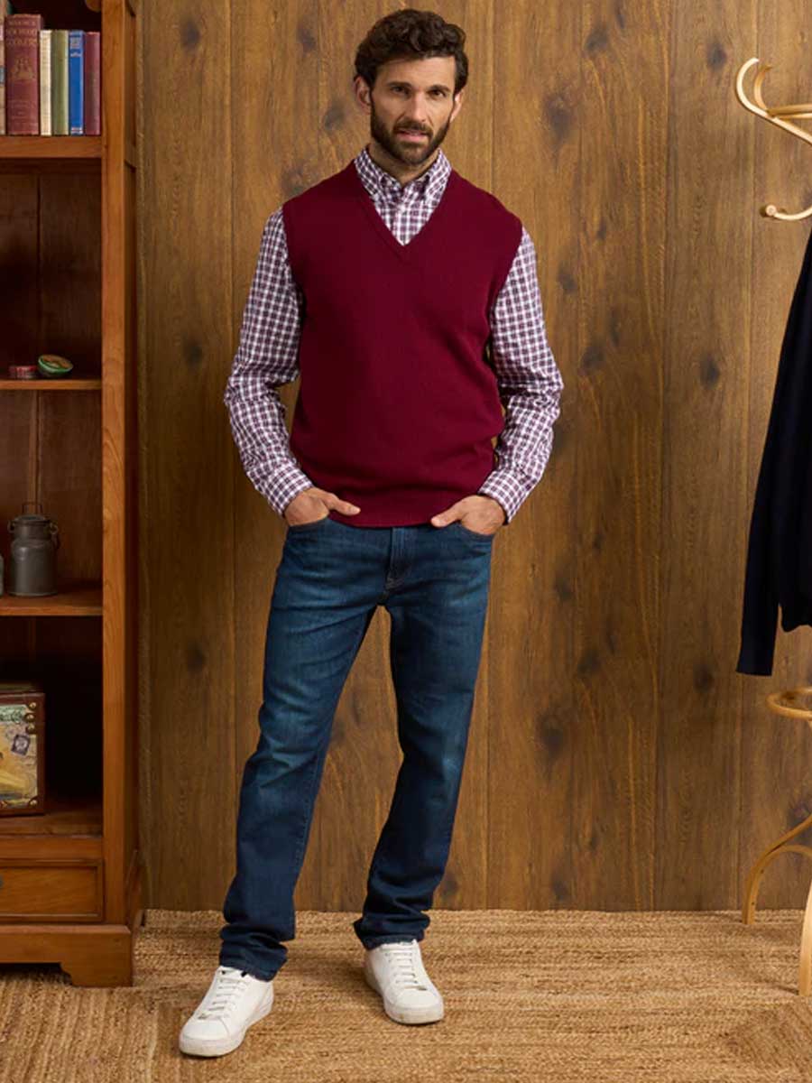 ALAN PAINE Norfolk Lambswool V-Neck Classic Fit Slipover - Mens - Bordeaux