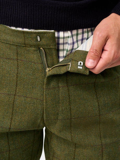 Waistband fastening detail on Alan Paine Rutland men's shooting breeks in Lichen.
