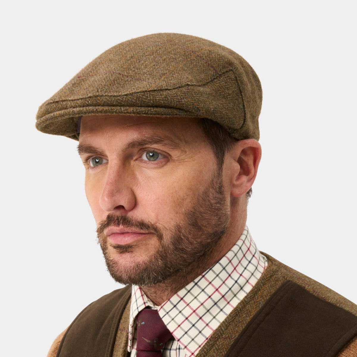 ALAN PAINE Rutland Mens Tweed Waterproof Flat Cap - Birch – model portrait.