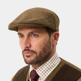ALAN PAINE Rutland Mens Tweed Waterproof Flat Cap - Birch – model portrait.