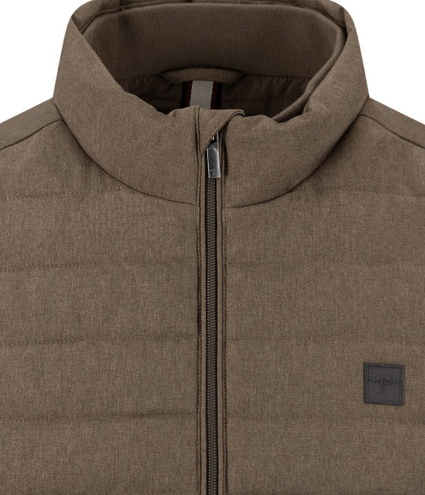 Fynch Hatton men's melange gilet in Earth – close-up of the stand collar, zip and quilted fabric