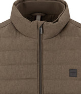 Fynch Hatton men's melange gilet in Earth – close-up of the stand collar, zip and quilted fabric