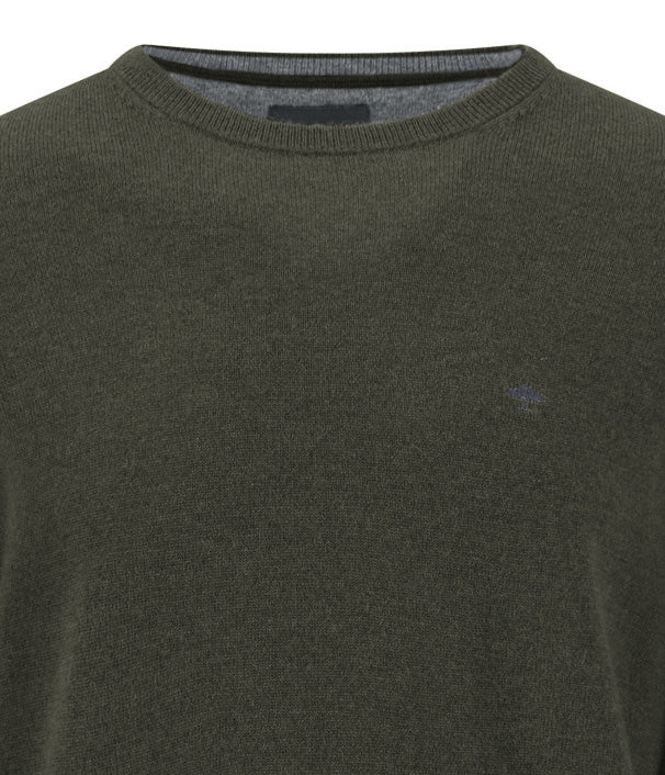 Fynch Hatton men's crew neck merino cashmere sweater in Cypress – close-up of the crew neckline and knitted fabric