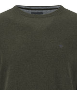 Fynch Hatton men's crew neck merino cashmere sweater in Cypress – close-up of the crew neckline and knitted fabric