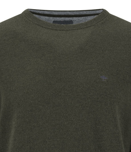 Fynch Hatton men's crew neck merino cashmere sweater in Cypress – close-up of the crew neckline and knitted fabric