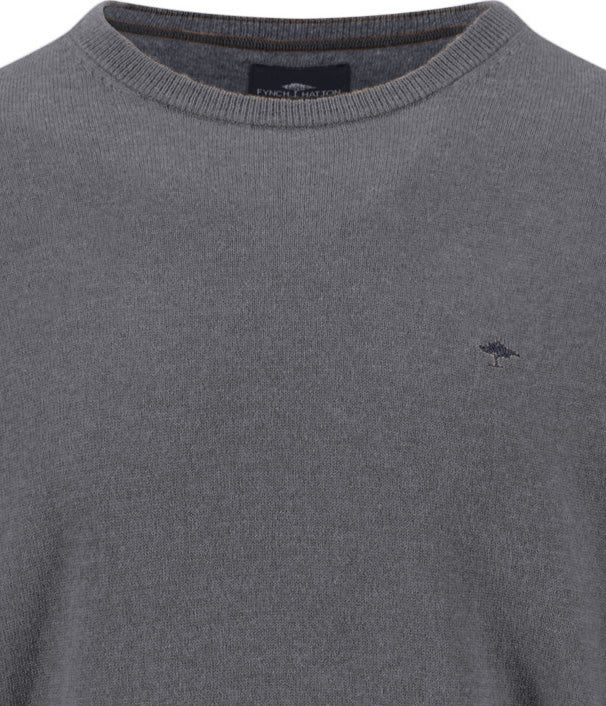 Fynch Hatton men's crew neck merino cashmere sweater in Steel – close-up of the crew neckline and knitted fabric