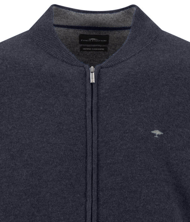 Fynch Hatton men's full zip merino cashmere cardigan in Navy – close-up of the collar, zip and knitted fabric