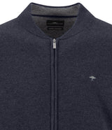Fynch Hatton men's full zip merino cashmere cardigan in Navy – close-up of the collar, zip and knitted fabric
