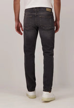 Load image into Gallery viewer, FYNCH HATTON Denim Jeans - Men&#39;s Modern Slim Fit – Black Worn
