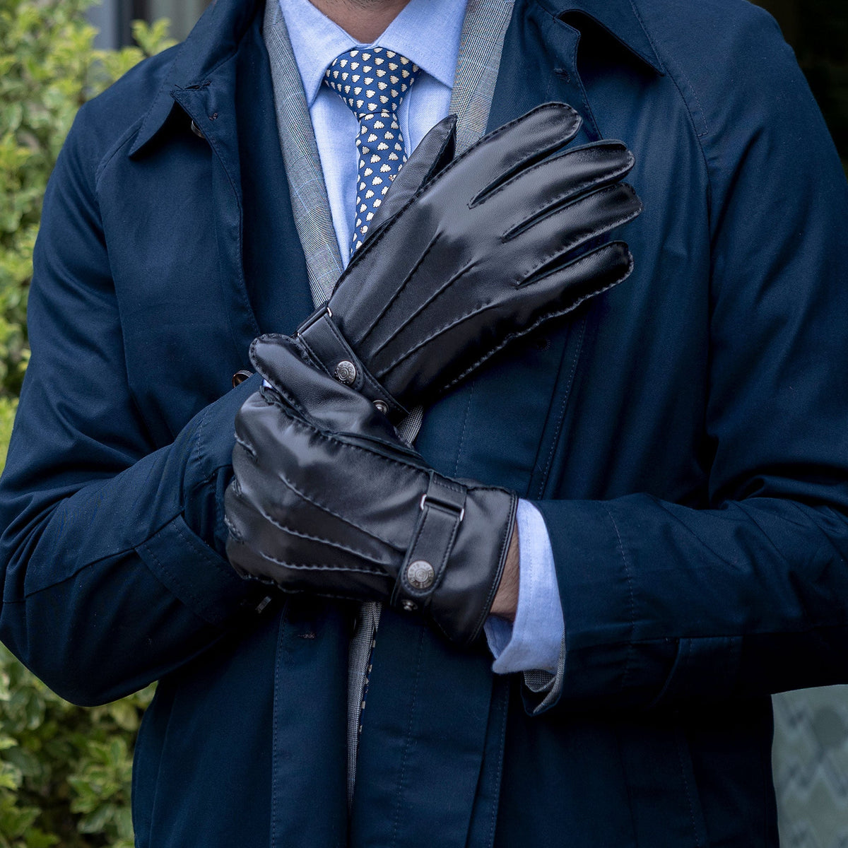 DENTS Hadleigh men’s handsewn lined leather gloves in black – worn detail