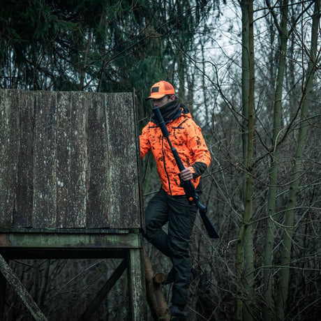 SEELAND Iron Neckgaiter - Pine Green - hunting lifestyle fifth view