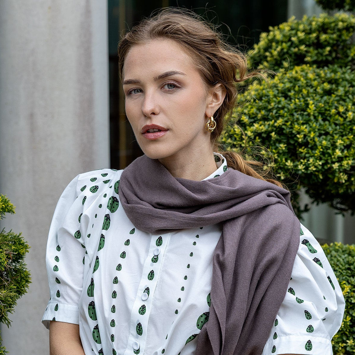 Woman wearing a cappuccino pashmina outdoors 
