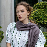 Woman wearing a cappuccino pashmina outdoors 