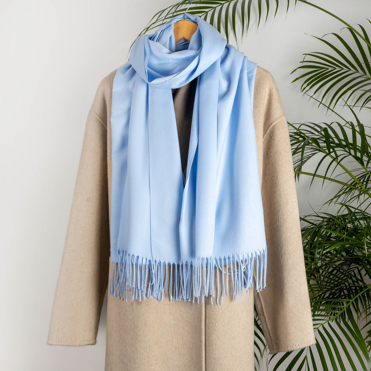 Women's plain pashmina in pale blue on a camel coat 