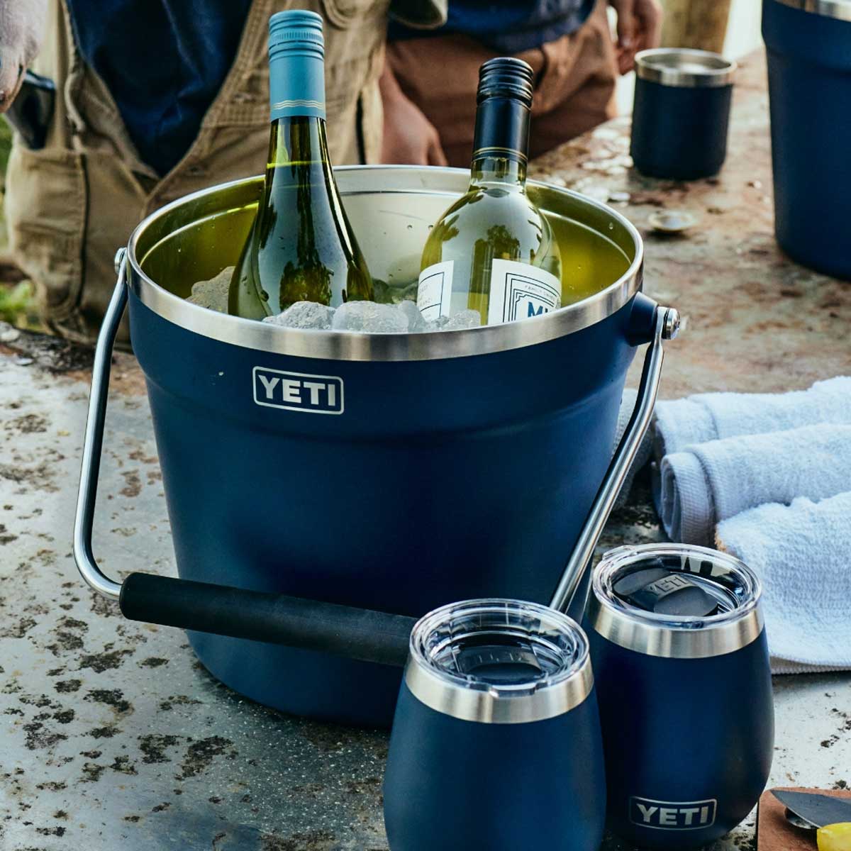 YETI Rambler 7.6L Beverage Bucket With Lid - Navy