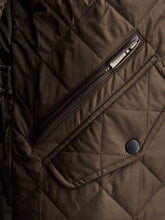Load image into Gallery viewer, BARBOUR Jacket - Mens Chelsea Sportsquilt Tailored Fit - Olive
