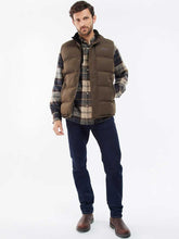 Load image into Gallery viewer, BARBOUR Fontwell Gilet - Mens - Sandstone
